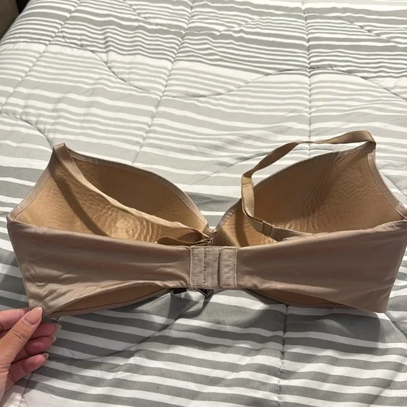 Victoria Secret 38DD nude bra - Picture 3 of 5
